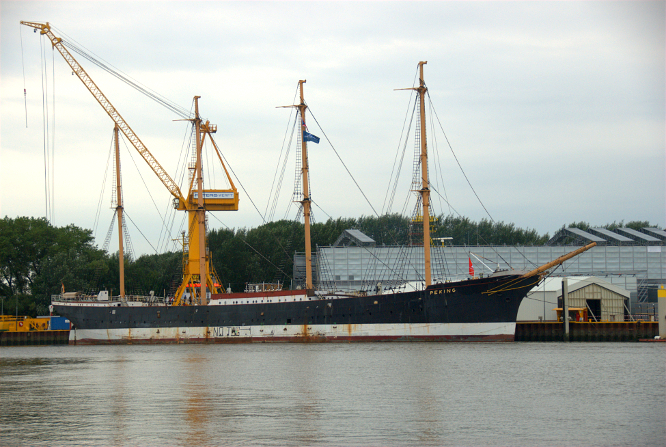 Die PEKING nach Ausdockung und Überführung von Brunsbüttel nach Wewelsfleth kurz nach ihrer Ankunft am Ausrüstungskai der Peters Werft GmbH  am 2.8.2017  © Andreas Zedler