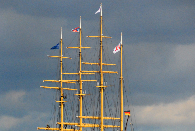 Die PEKING mit Nationale an der Oberbesangaffel und den stolz an den Toppen gesetzten Flaggen der Peters Werft, der SHM, der SHMH und der Reederei Laeiz auf der Elbe kurz vor Hamburg am 7.9.2020  © Andreas Zedler