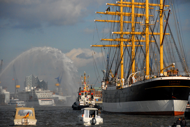 Die PEKING in Sichtweite der Hamburger Elbphilharmonie am 7.9.2020 © Andreas Zedler