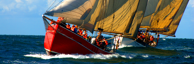 GEFION und ALEXA hart am Wind vor Rostock auf der Haikutter-Regatta 2016 © Andreas Zedler